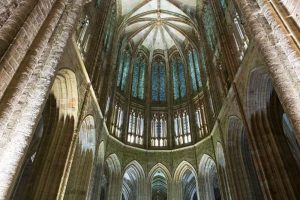 Interior de iglesia Mont Sain Michel