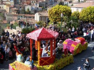 El festival Mimosa se celebra en  Provenza-Alpes-Costa Azul en Febrero