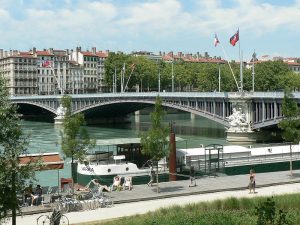 Vista de la ciudad de Lyon con el puente Lafayette