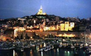 Vista del aratdecer de Marsella desde el puerto