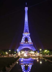 Torre Eiffel iluminada de noche