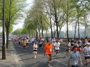 Runners along the Seine