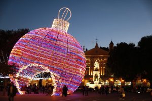 Bola gigante de navidad en Niza.